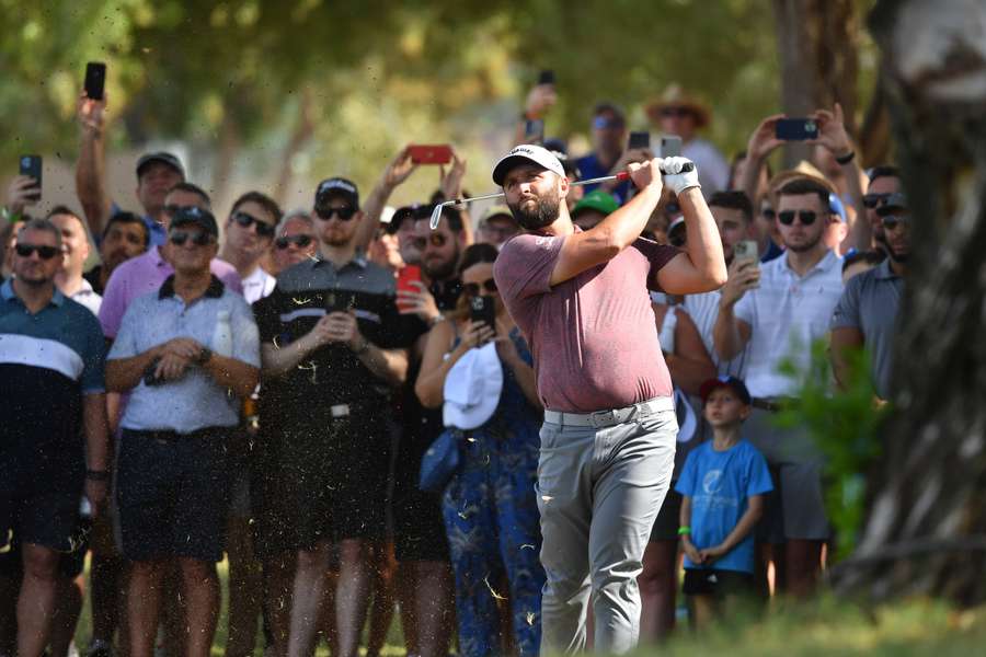 Jon Rahm har kurs mod førstepladsen, mens Rasmus Højgaard er foreløbig syver i DP World Tour Championship i Dubai