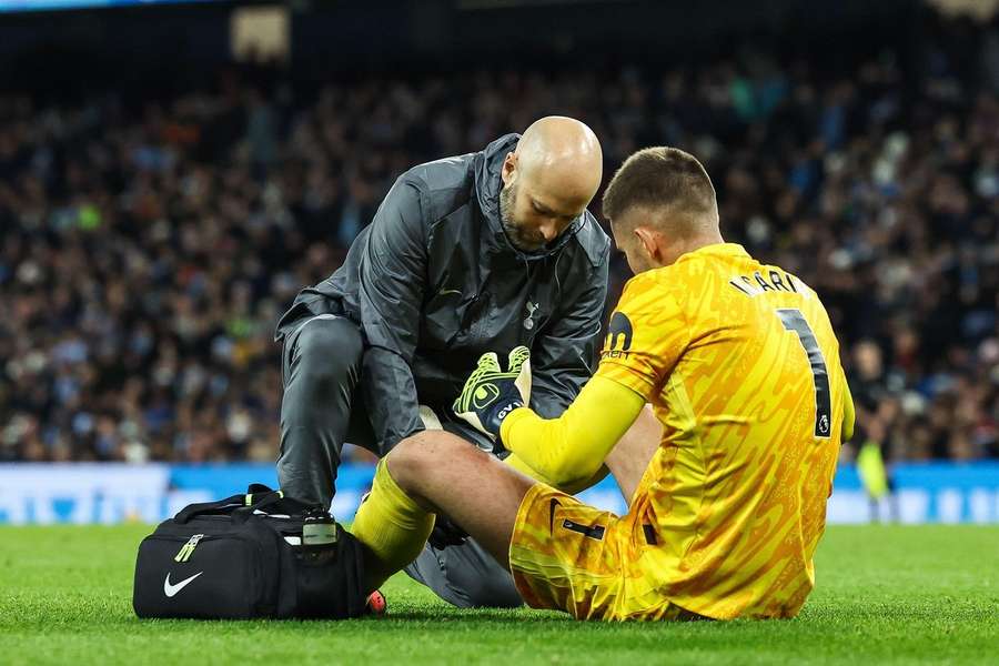 Guglielmo Vicario si zlomil kotník na konci prvního poločasu zápasu s Manchesterem City