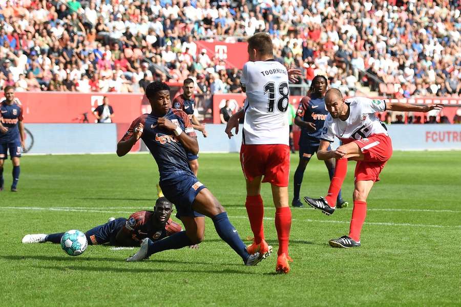 Bas Dost scoort de winnende 1-0 voor FC Utrecht in de ontmoeting met Vitesse eerder dit seizoen, op 11 september 2022