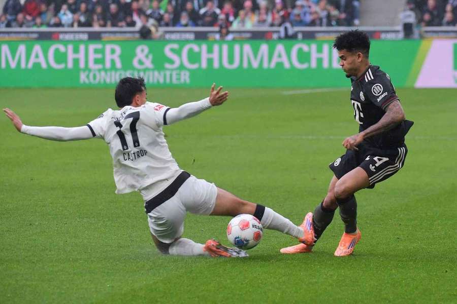 Jens Castrop erwischt Luis Diaz am Schienbein.