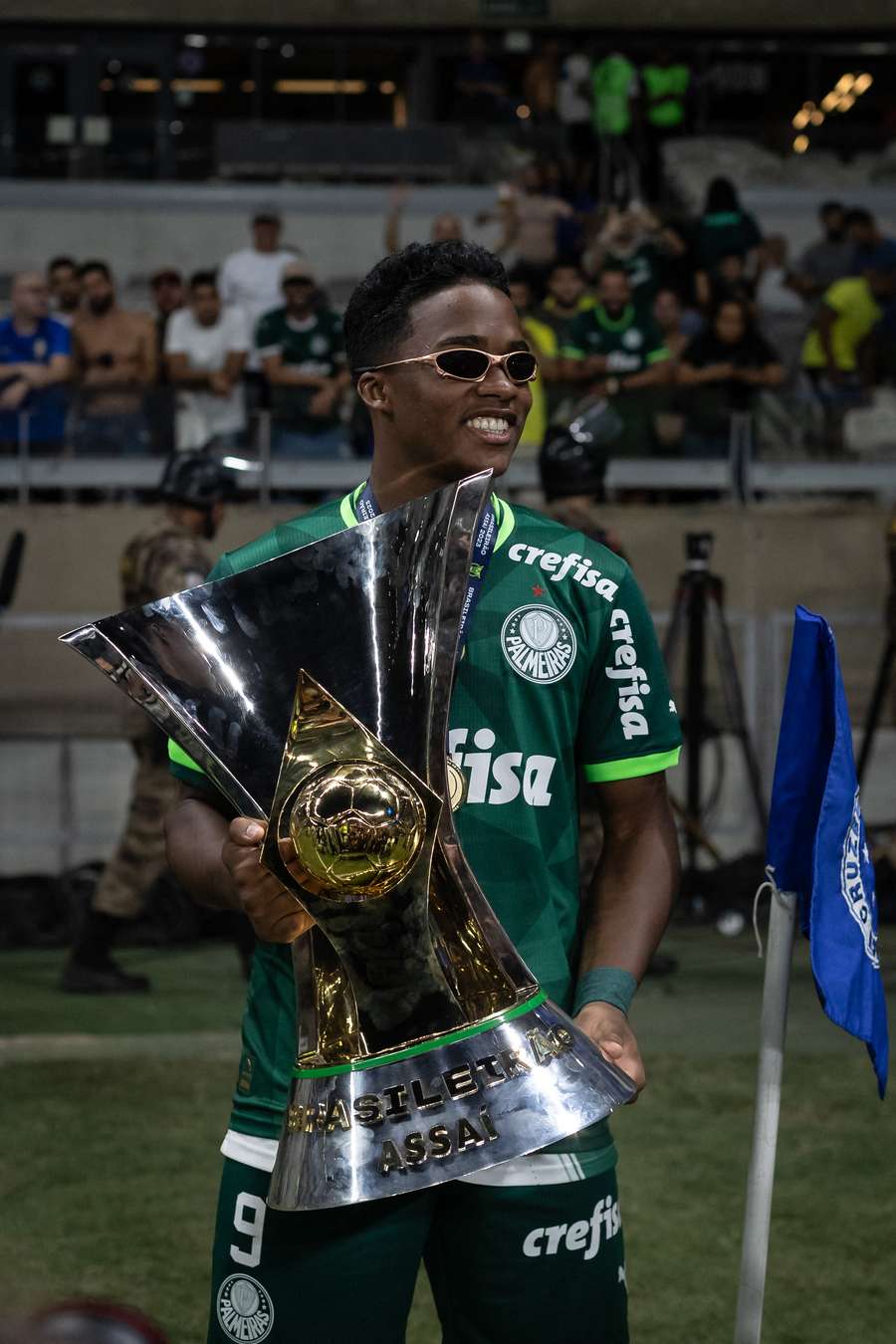 Endrick com a taça de campeão brasileiro