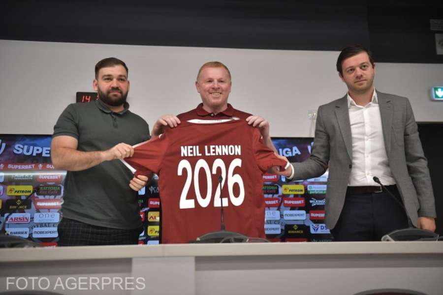 Neil Lennon (centru), la prima conferință ca antrenor al Rapidului