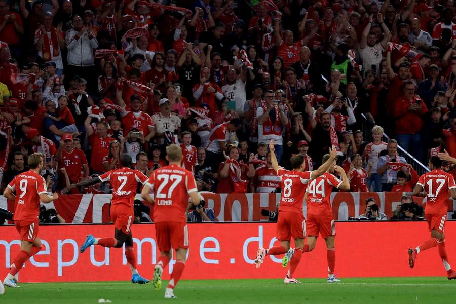 Der FC Bayern ließ sich nach dem Schlusspfiff gegen Leipzig von den Fans feiern.