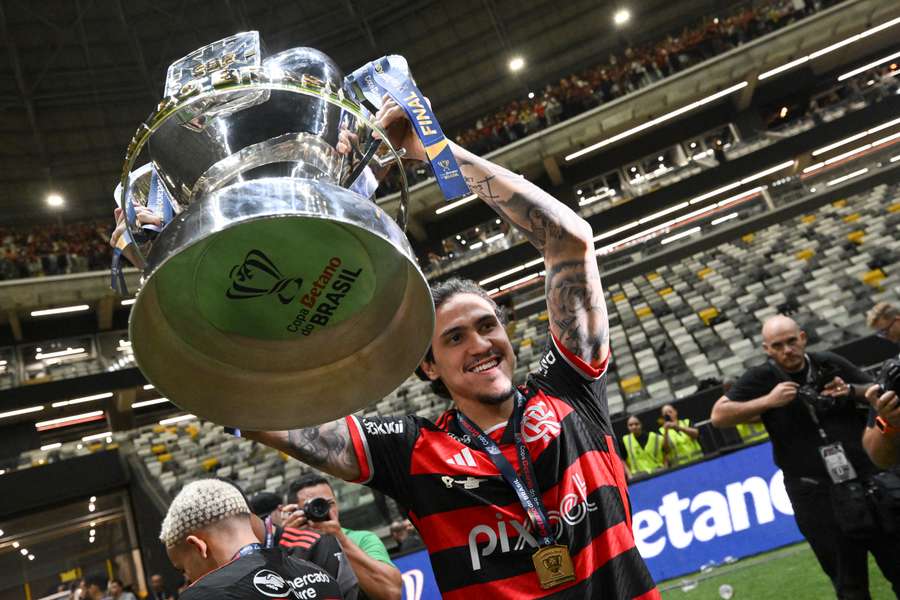 Pedro com a taça da Copa do Brasil Pedro com a taça da Copa do Brasil