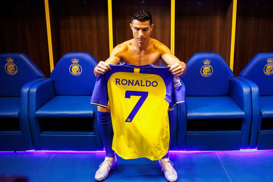 Cristiano Ronaldo contempla la camiseta e Al Nassr.
