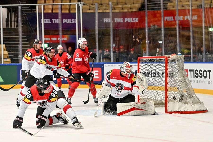ÖEHV-Goalie David Kickert musste sechs Mal hinter sich greifen