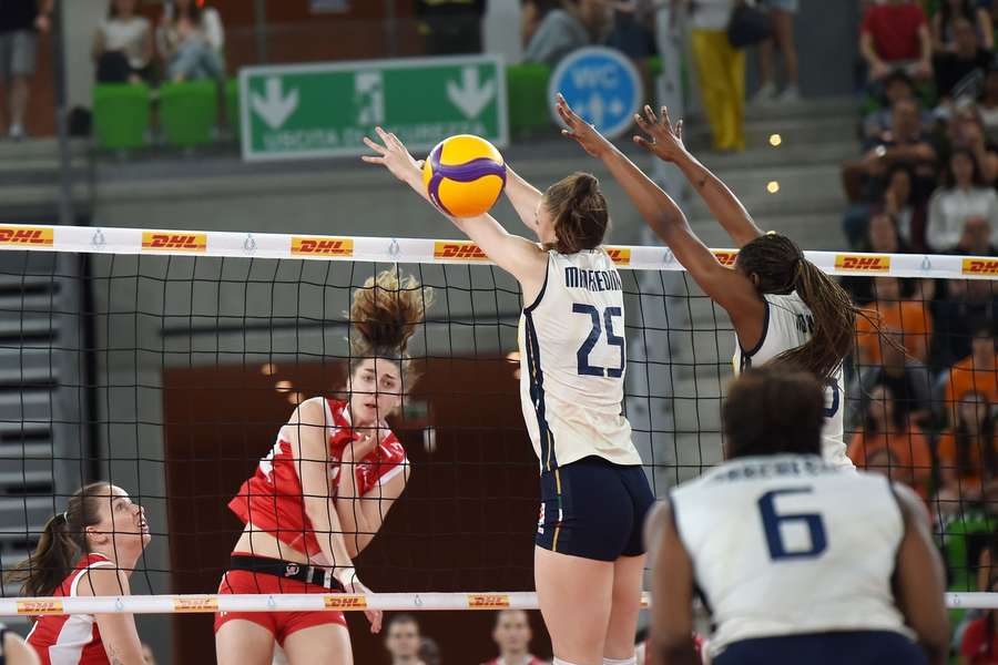 Martyna Łukasik w ataku w meczu przeciwko Włoszkom na towarzyskim turnieju w Genoi