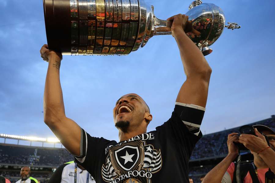 Marlon Freitas ergue a inédita taça da Libertadores para o Botafogo Marlon Freitas ergue a inédita taça da Libertadores para o Botafogo