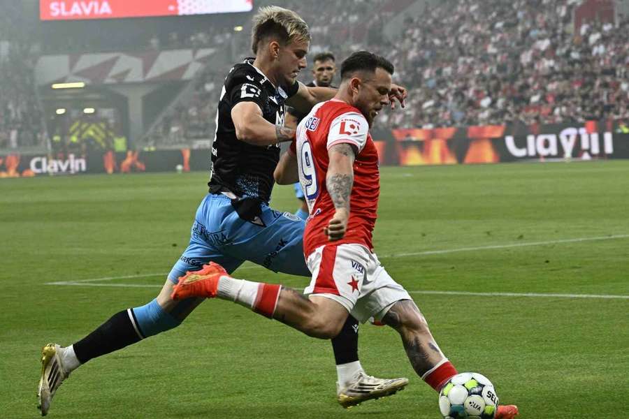 Slávista Vasil Kušej v akci během utkání s Teplicemi.