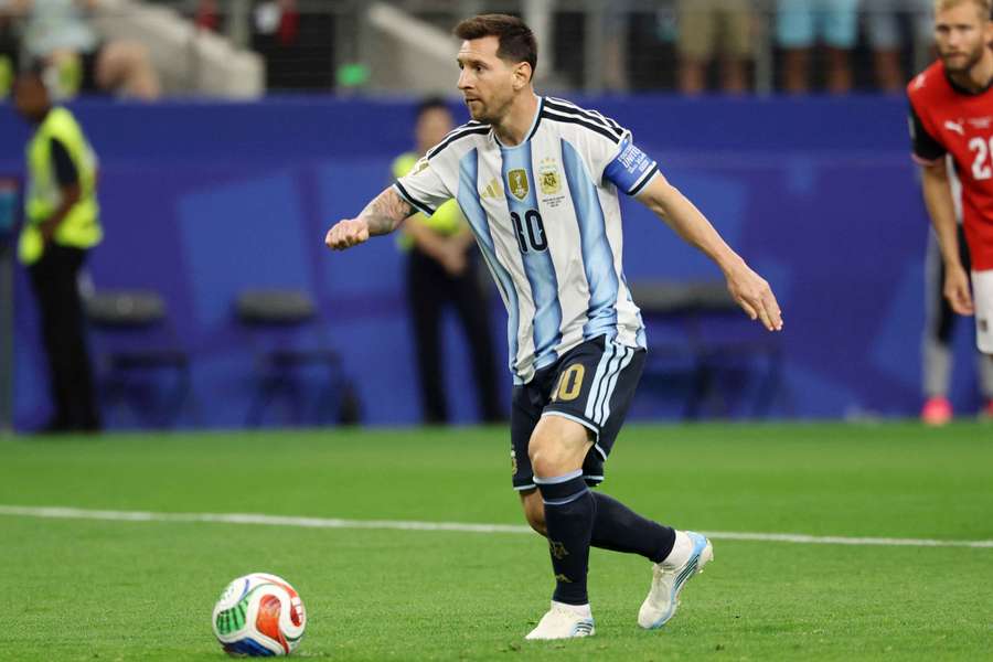 O penal de Messi contra o goleiro austríaco Schlager saiu à esquerda do gol O penal de Messi contra o goleiro austríaco Schlager saiu à esquerda do gol