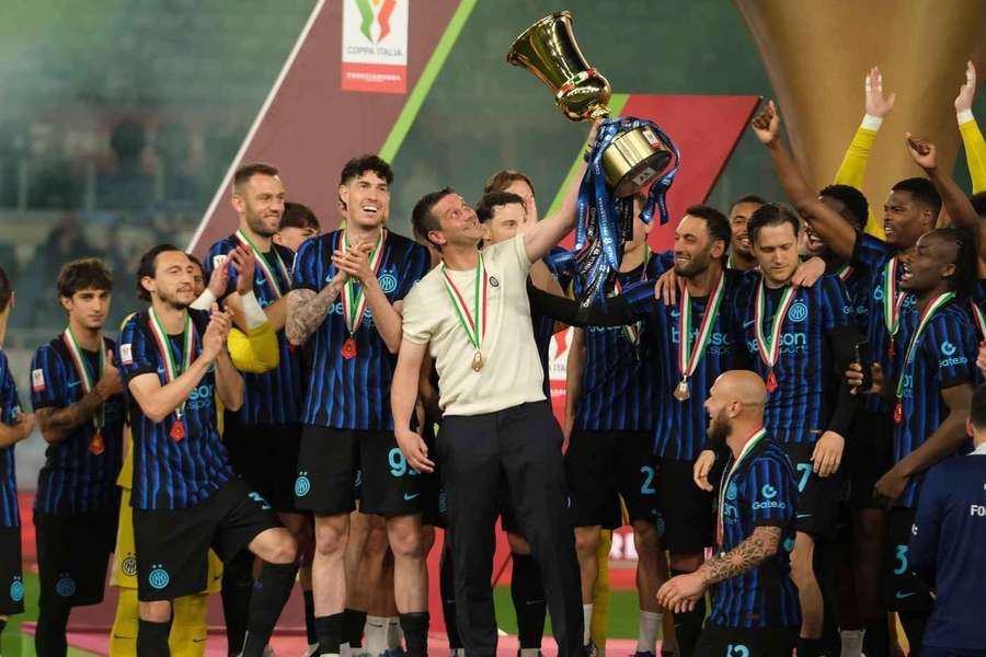 Cristian Chivu și jucătorii lui Inter sărbătoresc câștigarea Cupei Italiei după finala de pe Olimpico cu Lazio