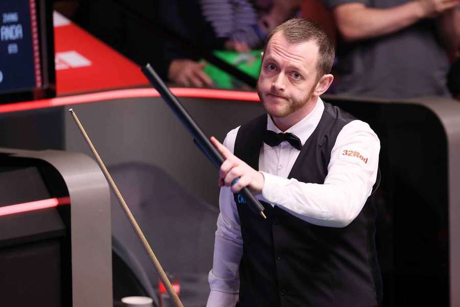 Mark Allen freut sich nach Match-Ende über den Sieg.