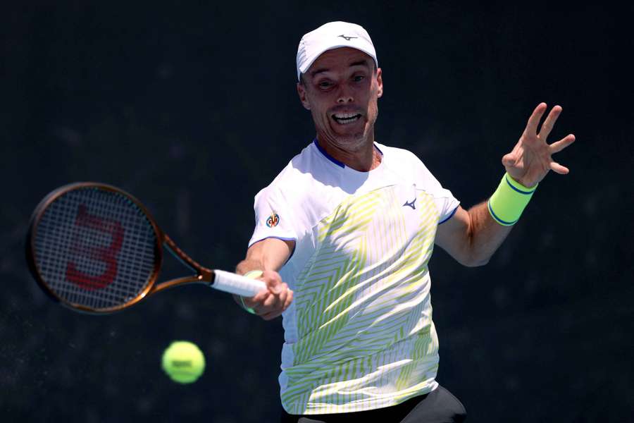 Roberto Bautista golpea la bola