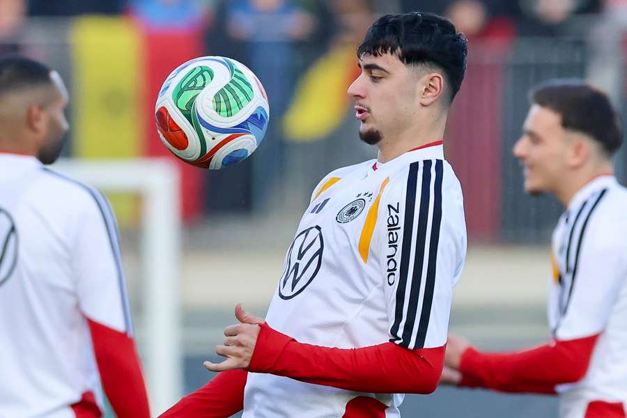 Aleksandar Pavlovic no treino da seleção alemã Aleksandar Pavlovic no treino da seleção alemã