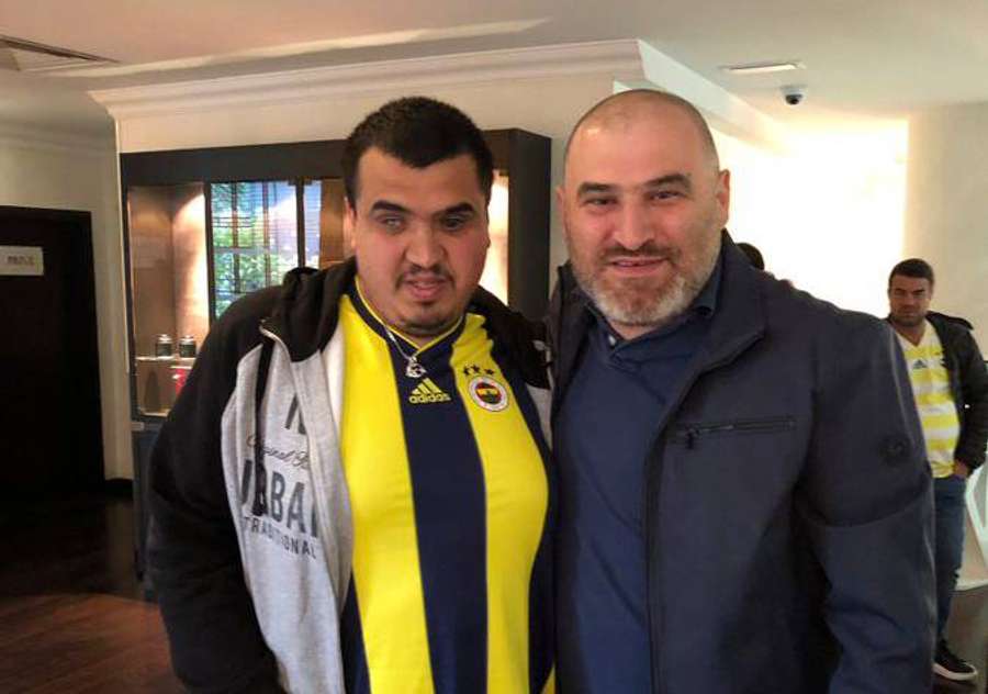 Murat Bölükbas (vlevo) s členem představenstva Fenerbahce Sertacem Komsuoglem Murat Bölükbas (vlevo) s členem představenstva Fenerbahce Sertacem Komsuoglem