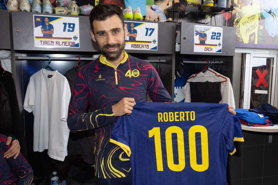Roberto com a camisola alusiva aos 100 golos na Liga 2 Roberto com a camisola alusiva aos 100 golos na Liga 2