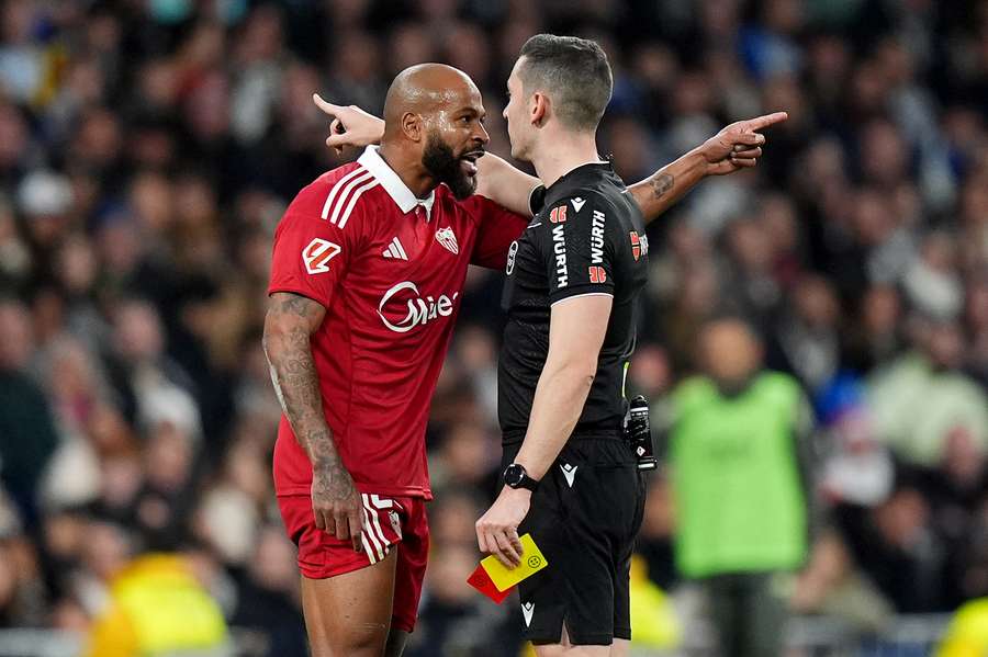 Marcao, encarándose con el árbitro Muñiz Ruiz