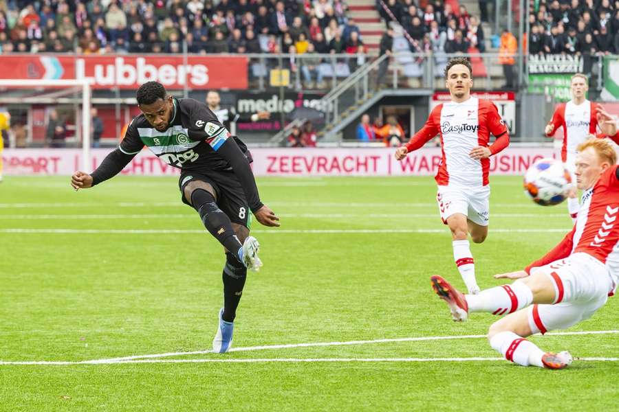 Leandro Bacuna maakte op fraaie wijze zijn eerste doelpunt sinds zijn terugkeer bij FC Groningen