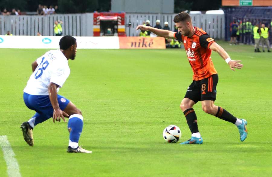 Domonkos (vpravo) prichádza do Komárna z Ružomberka. Domonkos (vpravo) prichádza do Komárna z Ružomberka.