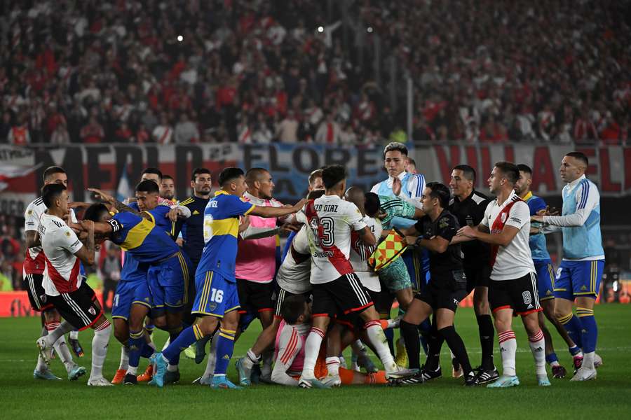 Syv røde kort uddelt i argentinsk "Superclasico" - se video