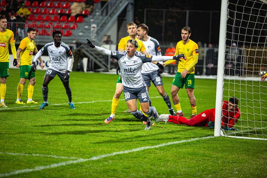 Podbrezová zastavila rozbehnutú Žilinu. Podbrezová zastavila rozbehnutú Žilinu.