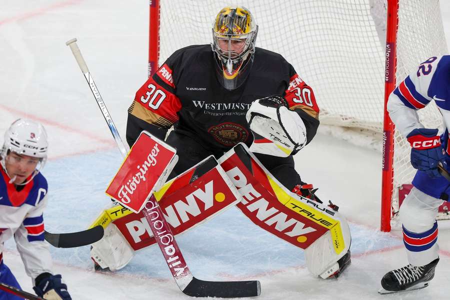 Torhüter Grubauer (M.) beim letzten Testspiel gegen die USA