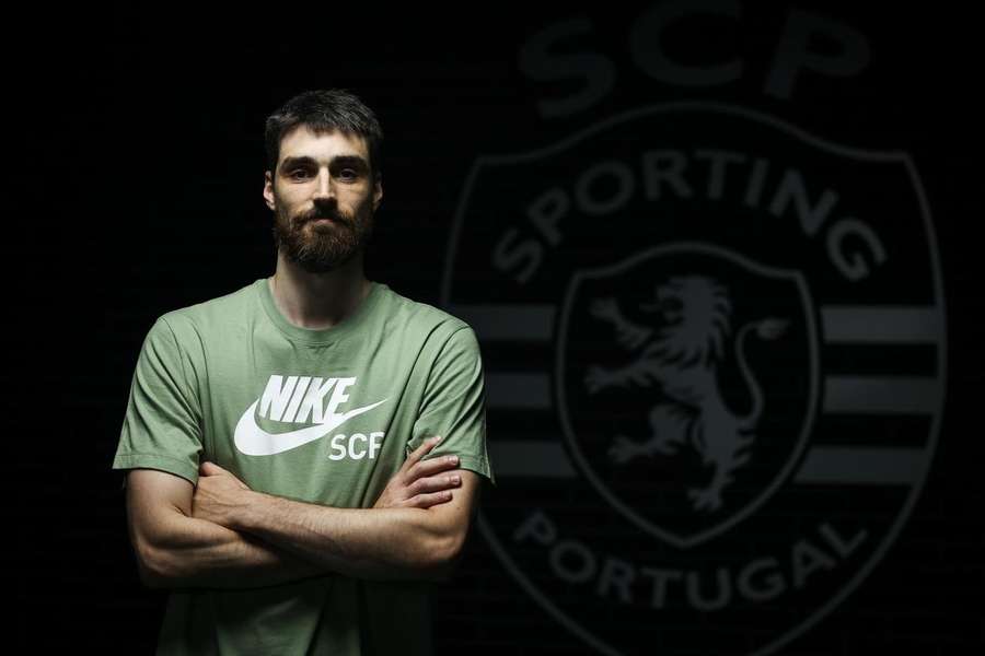 Alejandro Vigil assinou pelo Sporting