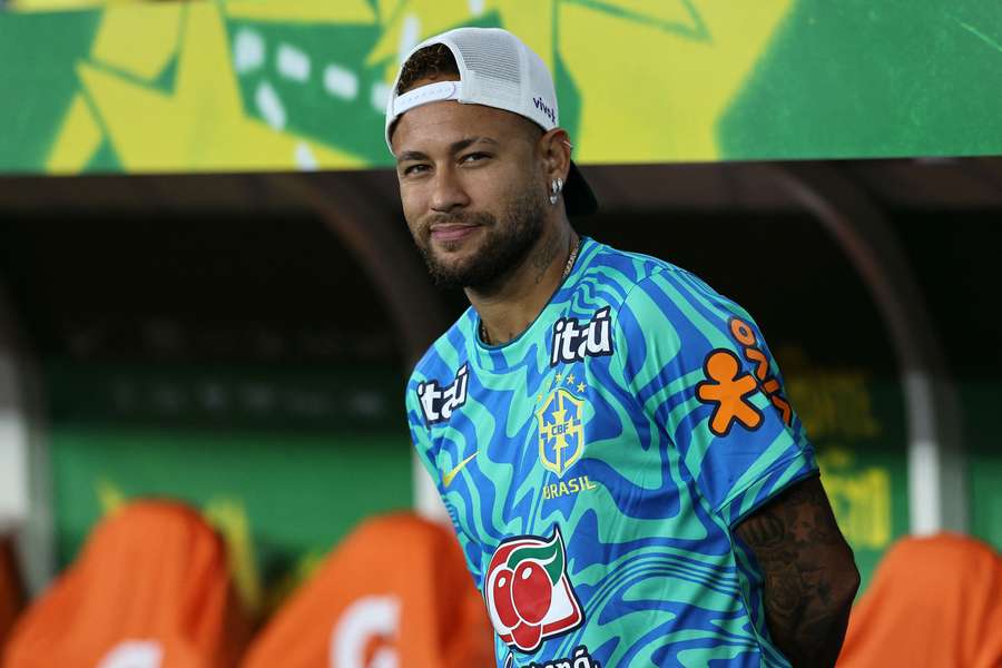 Neymar vive expectativa por volta aos treinos com bola Neymar vive expectativa por volta aos treinos com bola
