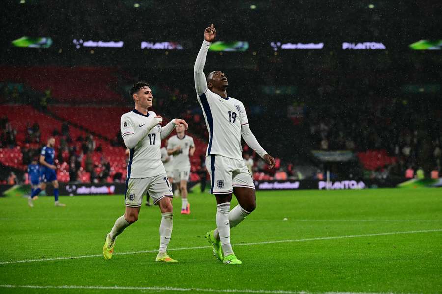 Phil Foden und Eberechi Eye jubeln über das 2:0. Phil Foden und Eberechi Eye jubeln über das 2:0.