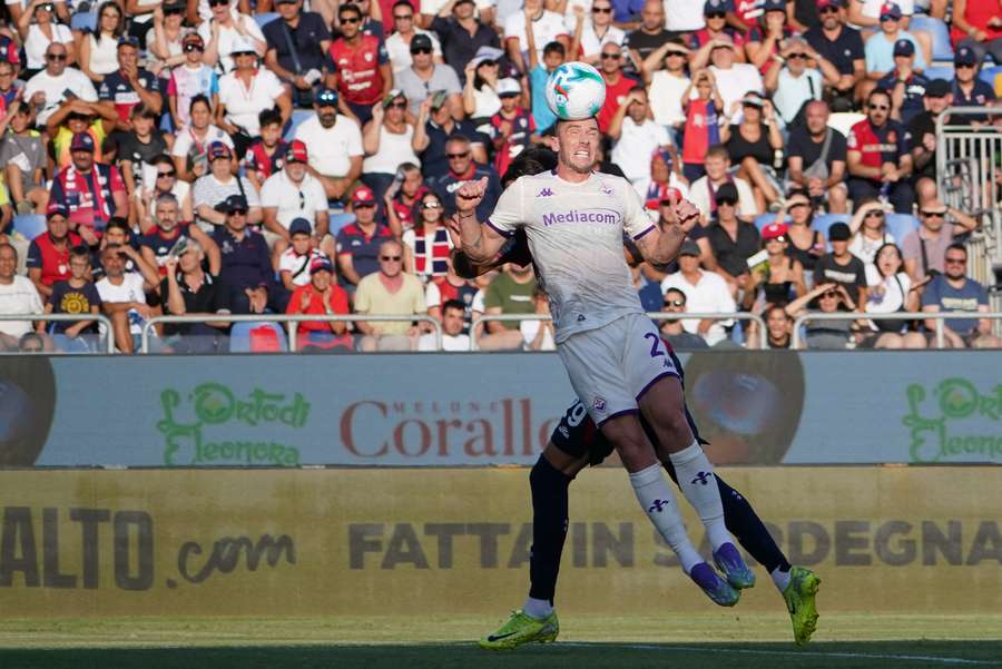 Gosens im Luftkampf gegen Cagliari