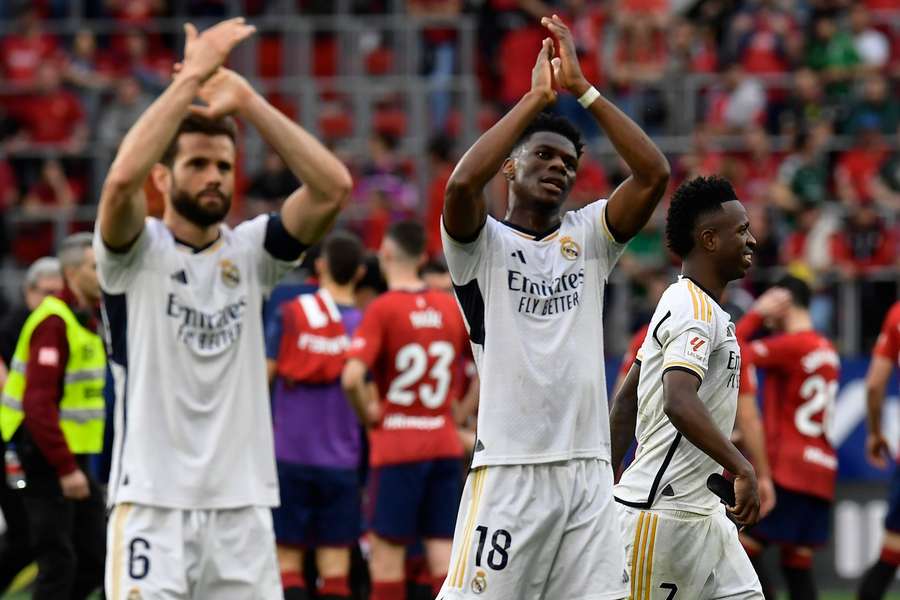 Vinícius Júnior, Fernandez en Tchouameni vieren de overwinning Vinícius Júnior, Fernandez en Tchouameni vieren de overwinning