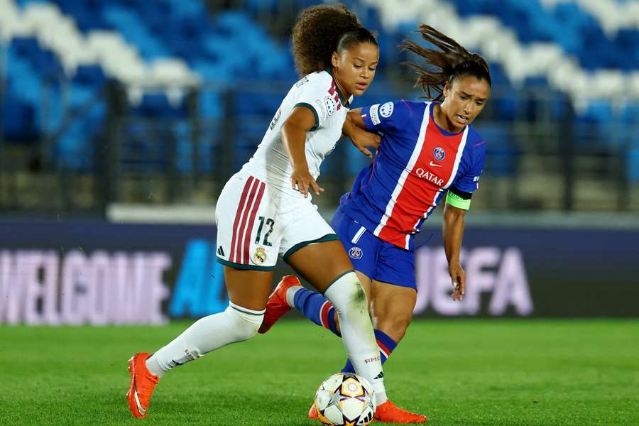 Felicia Schroder ante Sakina Karchaoui 
