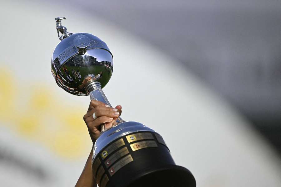 El trofeo de la Copa Libertadores Femenina El trofeo de la Copa Libertadores Femenina