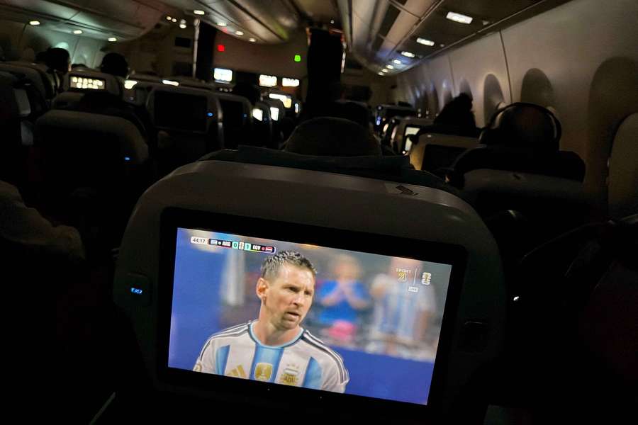 Adeptos assistem ao jogo entre a Argentina e o Egito num avião Adeptos assistem ao jogo entre a Argentina e o Egito num avião