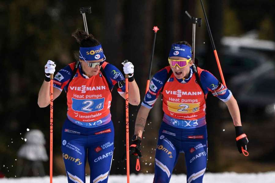 Julia Simon und ihre Staffel-Partnerin Justine Braisaz-Bouchet bei der Biathlon-WM.