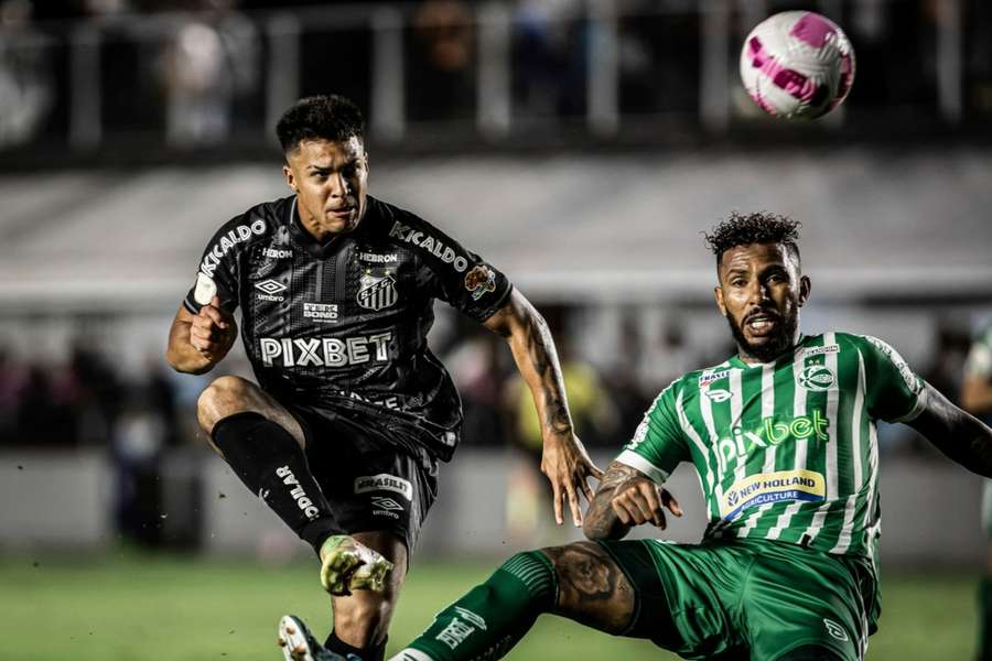 Marcos Leonardo toca por cobertura para marcar golaço