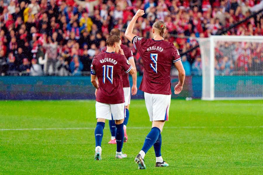 Erling Haalnd celebra il suo gol all'Italia