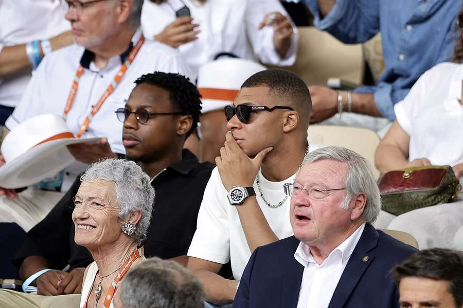 Kylian Mbappé als aandachtig toeschouwer bij het tennis op Roland Garros