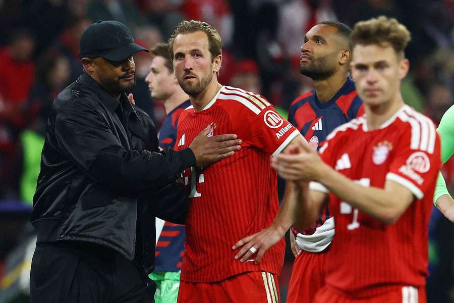 Kompany utěšuje kanonýra Harryho Kanea.