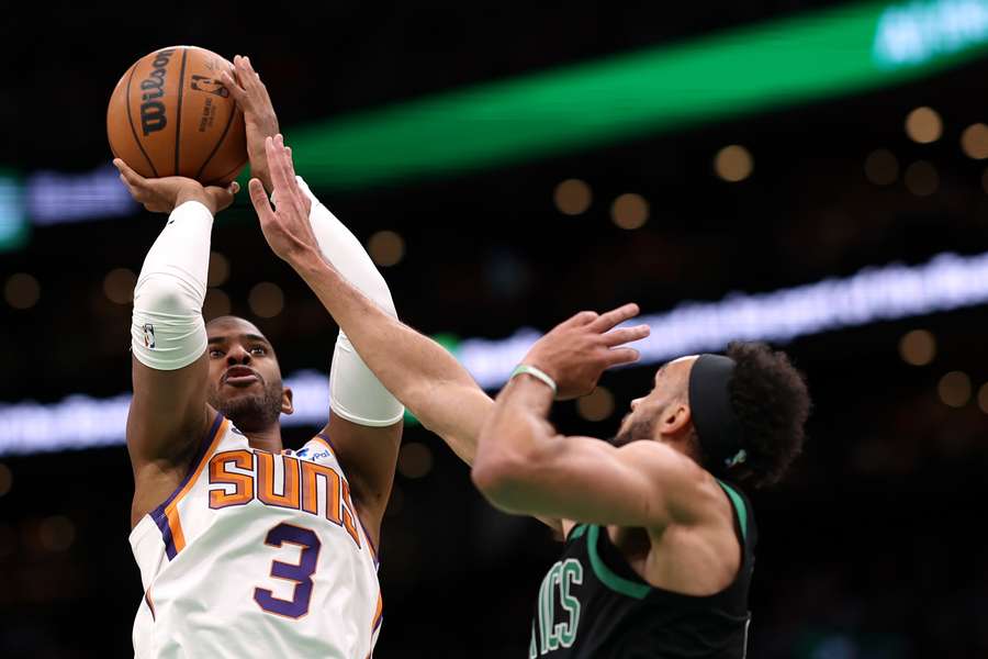 Chris Paul von den Phoenix Suns (li.) im Spiel gegen die Celtics