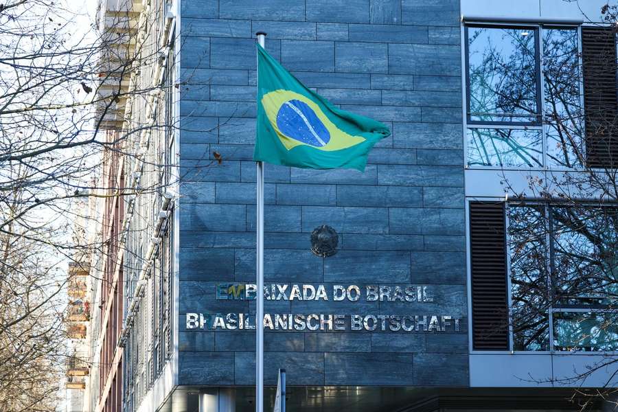 Vor der brasilianischen Botschaft in Berlin weht die Landesflagge auf Halbmast