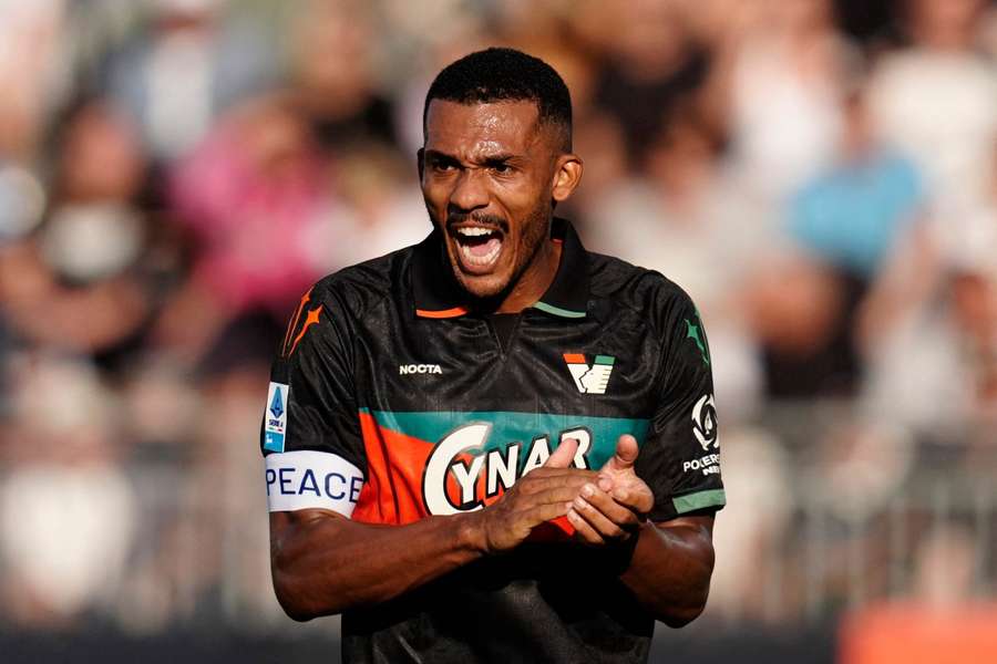 O zagueiro brasileiro Juan Jesus, ex-Napoli, celebra vitória do Venezia O zagueiro brasileiro Juan Jesus, ex-Napoli, celebra vitória do Venezia