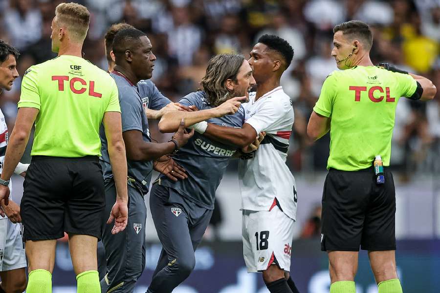 Zubeldía foi contido ao reclamar do árbitro Ramon Abatti Abel