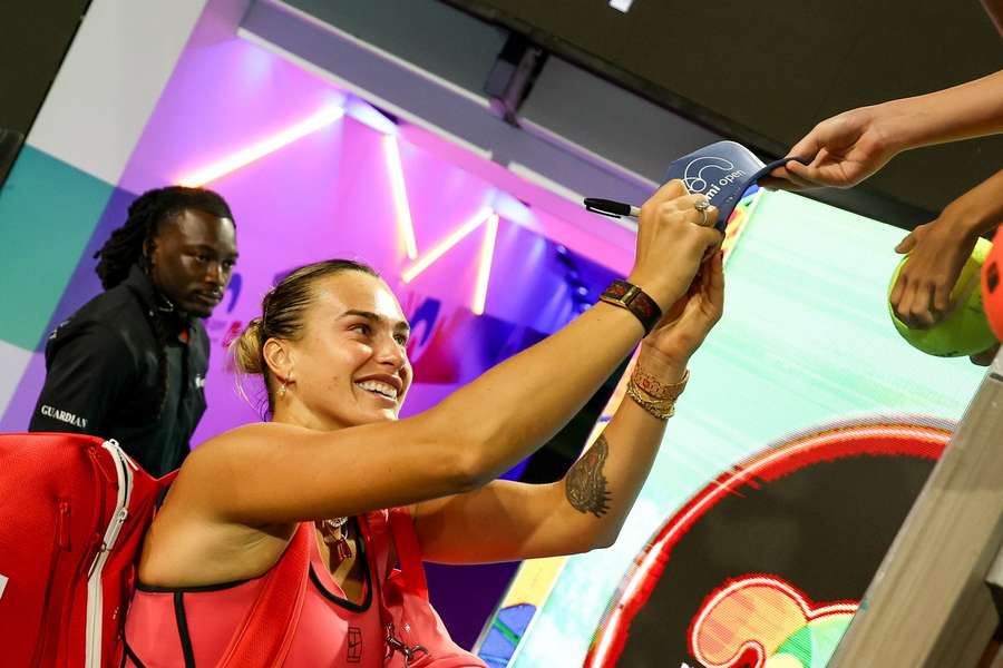 Aryna Sabalenka oferă fanilor autografe pe Hard Rock Stadium Aryna Sabalenka oferă fanilor autografe pe Hard Rock Stadium
