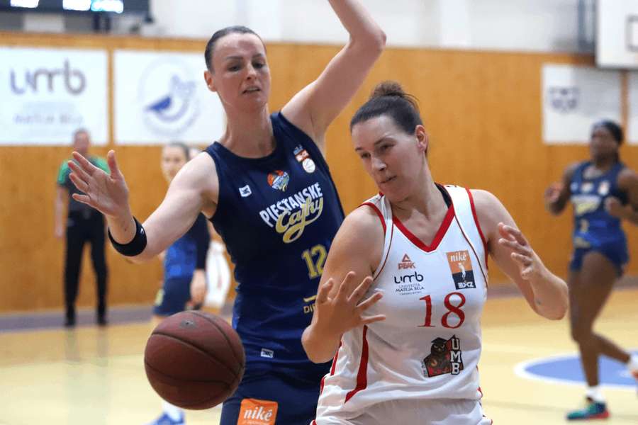 Zľava Anna Jurčenková (Piešťanské Čajky) a Martina Krajčírová (BK ŠK UMB Banská Bystrica) v zápase 4. kola Niké extraligy.