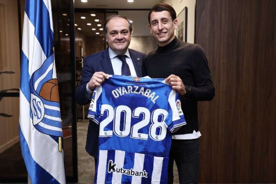 Mikel Oyarzabal, txuri-urdin de por vida, renueva hasta 2028