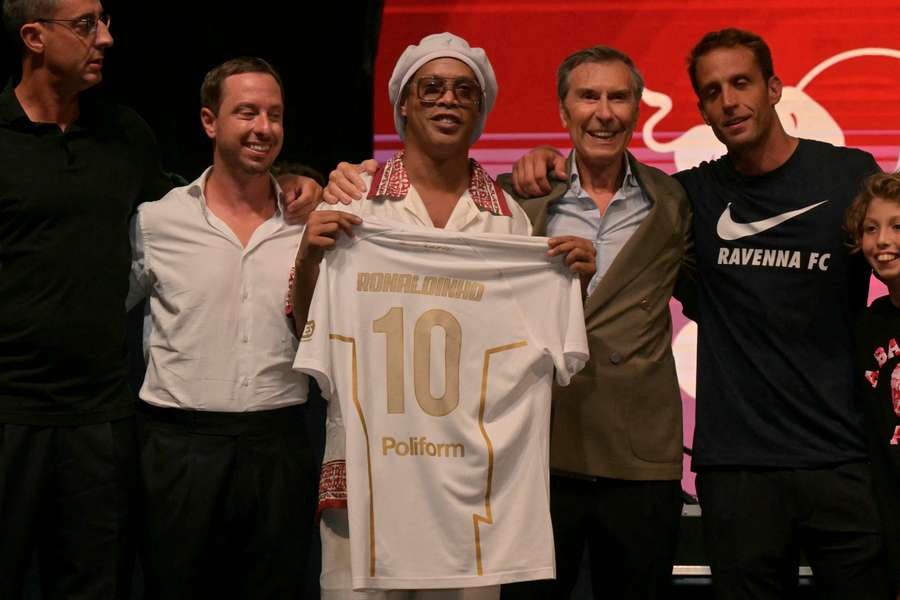 Ronaldinho spôsobil v talianskom meste Ravenna ošiaľ. Ronaldinho spôsobil v talianskom meste Ravenna ošiaľ.