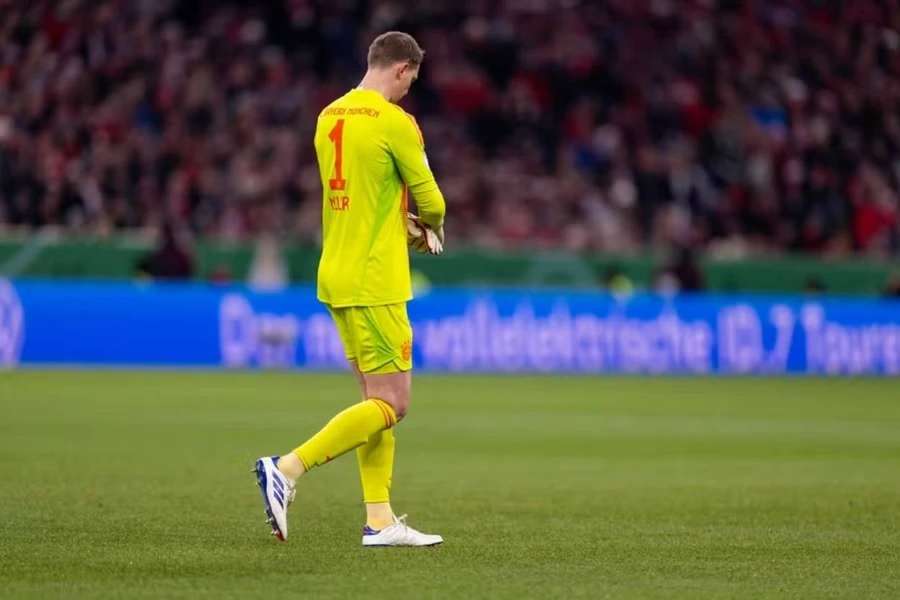 Manuel Neuer laboruje se zlomeným žebrem.