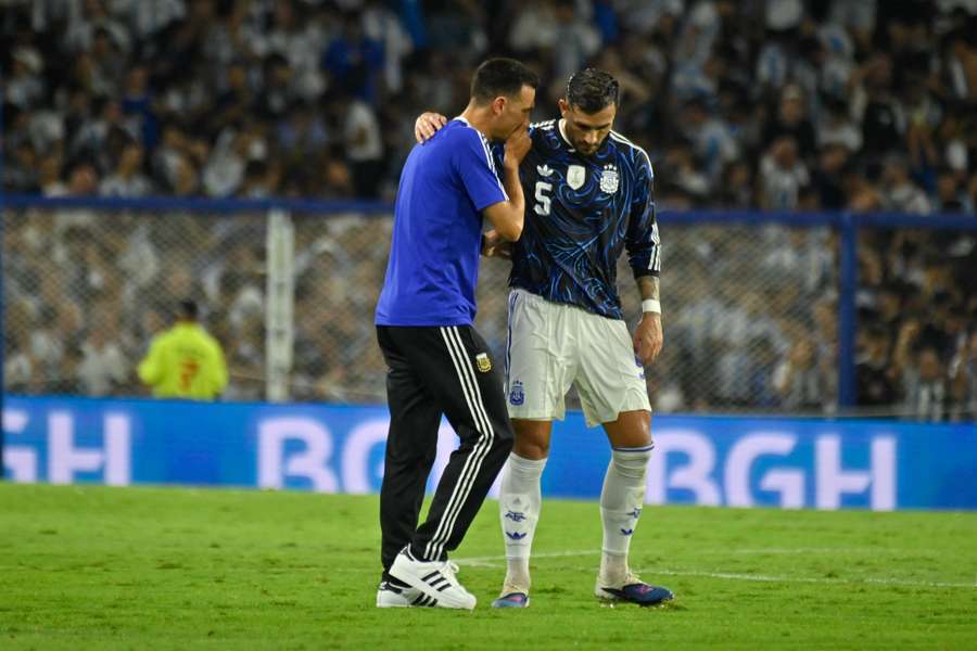 Scaloni dialoga con Paredes, que está en el grupo de jugadores que ya han emprendido el viaje a Kansas