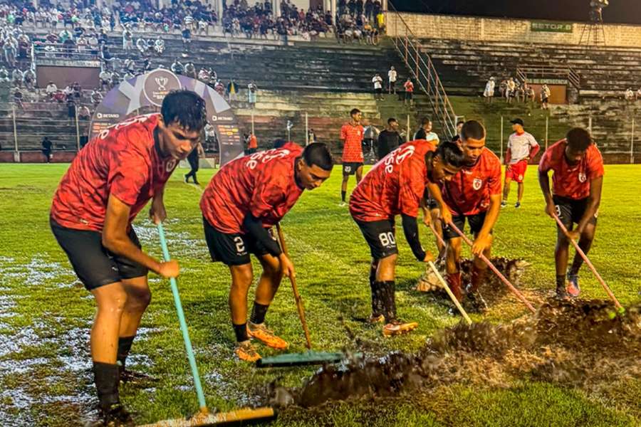 Gramado do estádio José Olímpio da Rocha ficou impraticável com a chuva Gramado do estádio José Olímpio da Rocha ficou impraticável com a chuva
